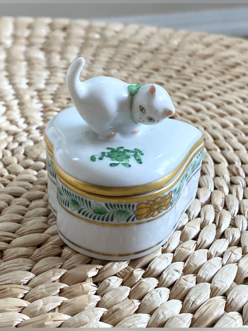 Herend Hungary Porcelain Heart Trinket Box Cat Kitten Lid Apponyi Green Gold